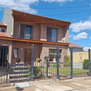EXCELENTE CASA EN DOS PLANTAS DE APROXIMADAMENTE 200 M2