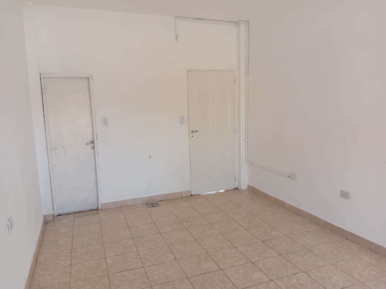 LOCAL EN ALQUILER CON FRENTE A LA CALLE TRIUNVIRATO Nro. 2218 DON TORCUATO. - Imagen 2